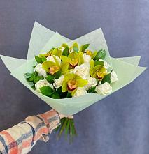 Букет цветов из:  Орхидеи и Розы в Камышах