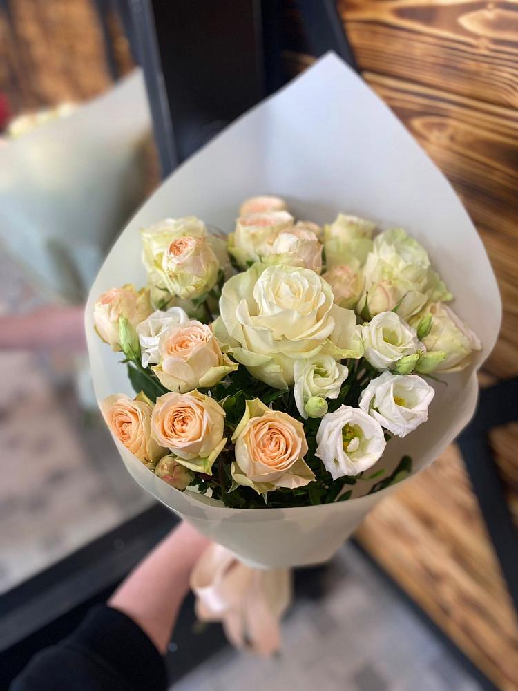 Букет цветов из: Розы и Лизиантусы в Камышах