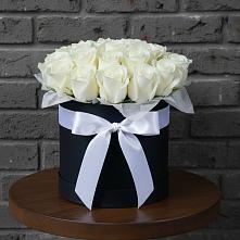 Цветочная композиция из Розы в шляпной коробке #REPLACE_PRED# Камышах