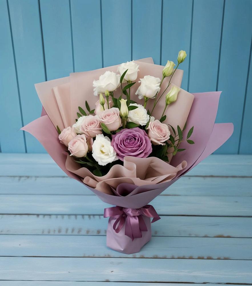 Букет цветов из: Розы и Лизиантусы в Камышах