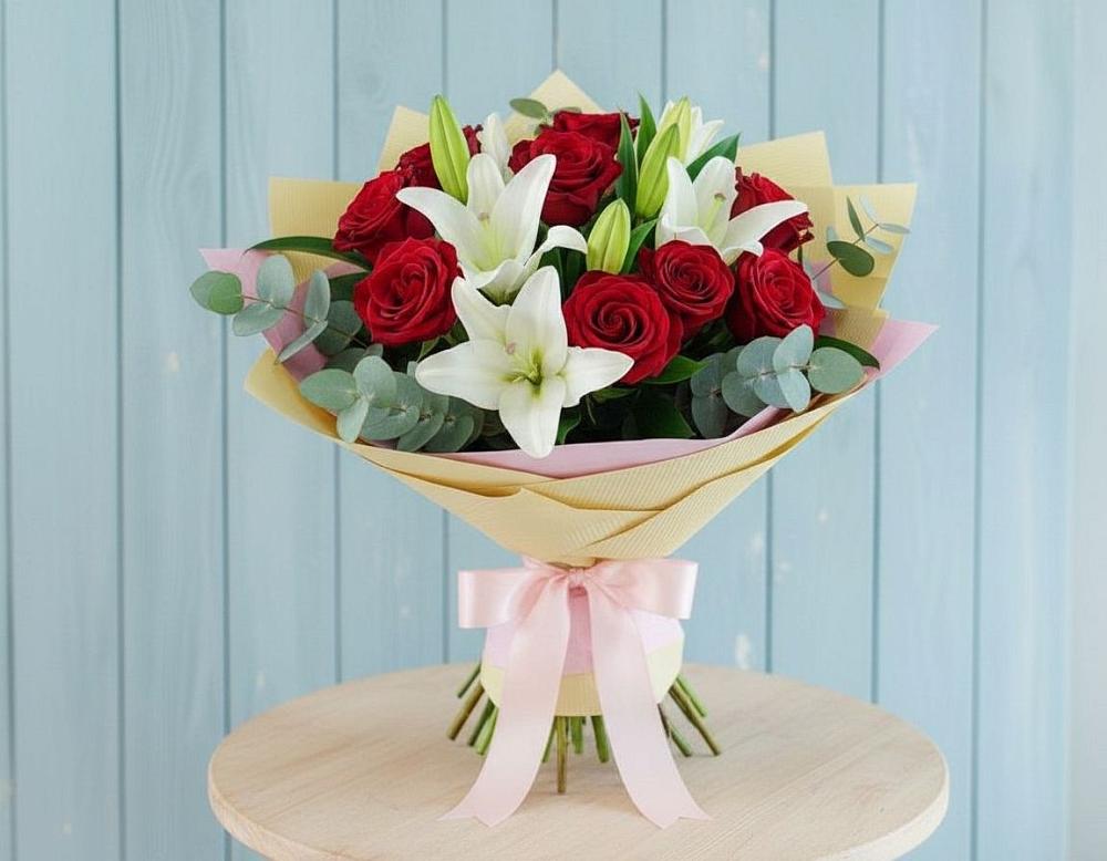 Букет цветов из: Лилии и Розы в Камышах